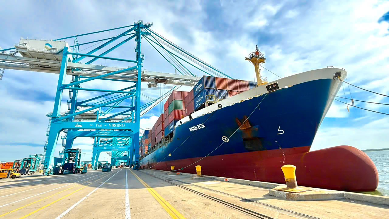 Tàu container đầu tiên trong đội tàu Hải An khai thác tại cảng của Mỹ