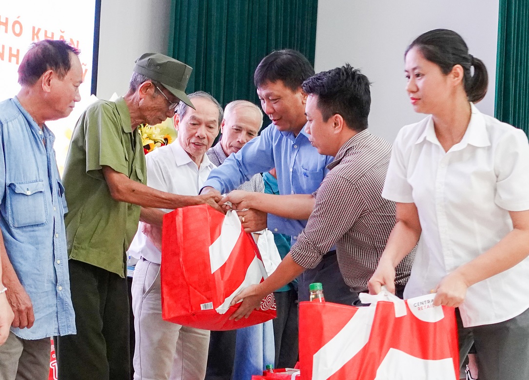 Hải An trao tặng 120 suất quà tới các gia đình chính sách trên địa bàn phường Đông Hải